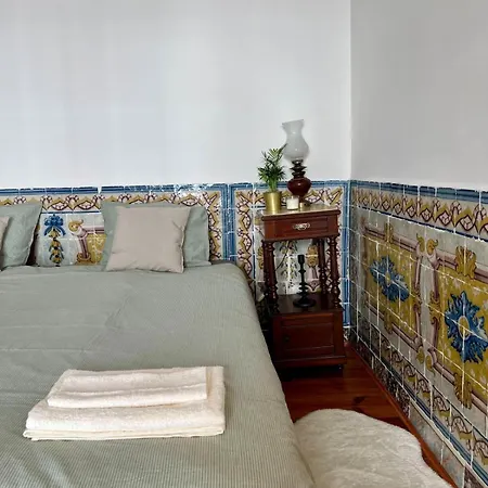 Portuguese Style With Balcony Tram28 Stop דירה *